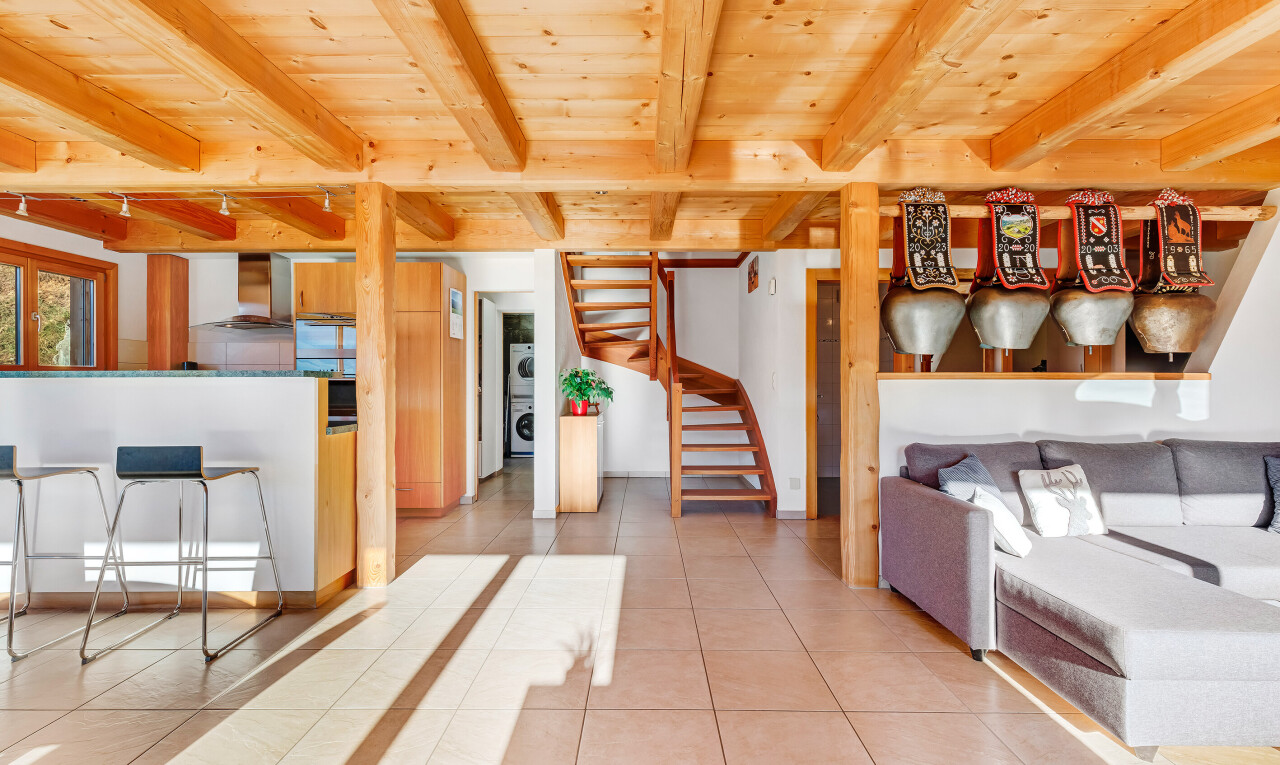 wohnzimmer mit treppen, inside property, fliesenboden, tile floor, und waschturm