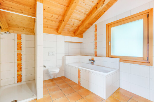 bad mit komplettes badezimmer, tile wall, fliesenwand, inside property, und toilette