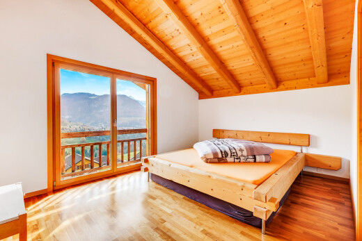 zimmer / schlafzimmer mit natural light, natürliches licht, wood ceiling, holzdecke, und drywall