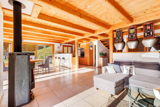 wohnzimmer mit beamed ceiling, balkendecke, tile floor, fliesenboden, und inside property