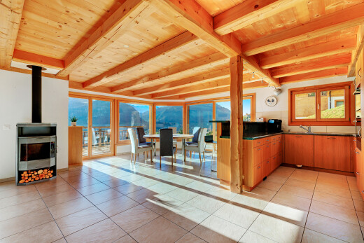 wohnzimmer mit blick auf die berge, mountain view, holzofen, natural light, und natürliches licht