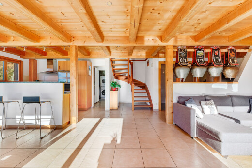 wohnzimmer mit treppen, inside property, fliesenboden, tile floor, und waschturm