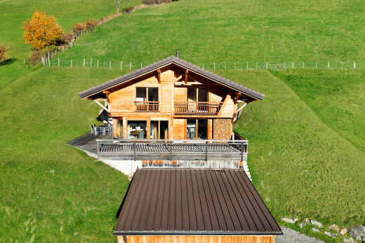 außenansicht mit rasen, balkon, property visible, metalldach, und weidelandblick