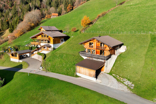 außenansicht mit property visible, rasen, balkon, außenansicht, und auffahrt