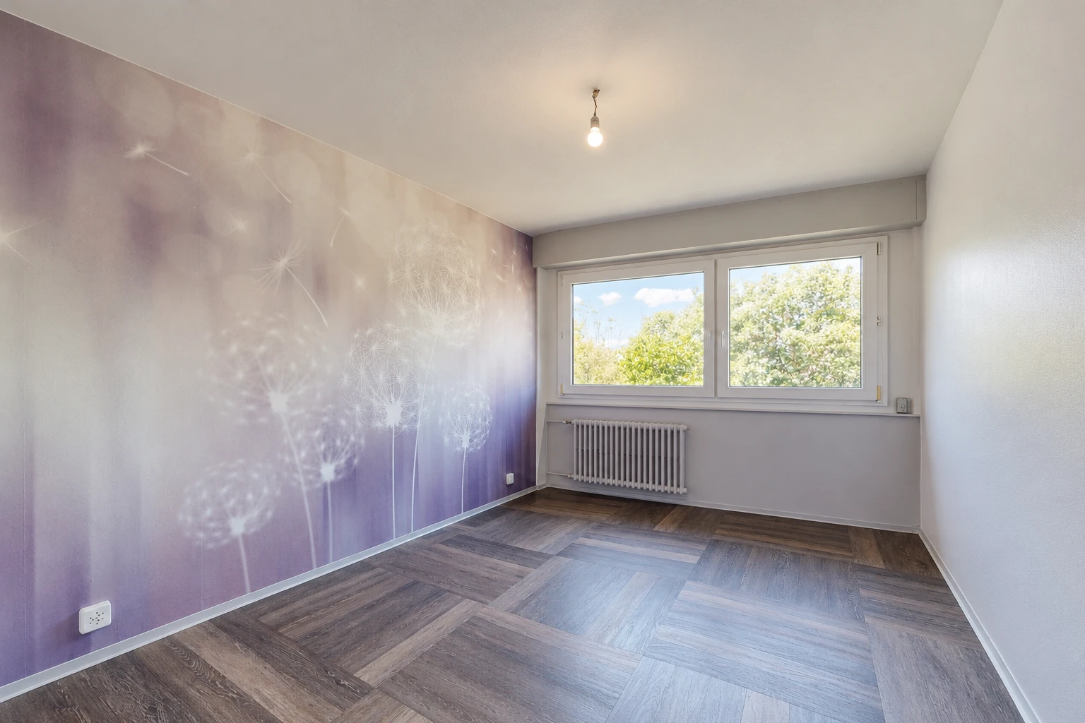 pièce vide avec cloison sèche, drywall, radiateur, sol en finition bois, et wood finish floor