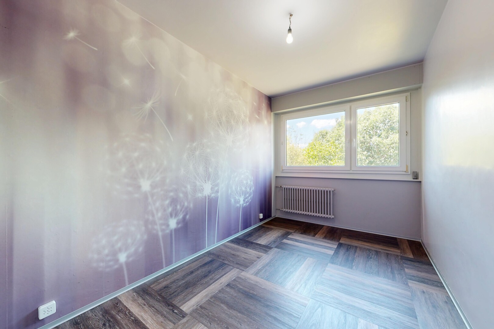 pièce vide avec radiateur, sol en finition bois, wood finish floor, cloison sèche, et drywall