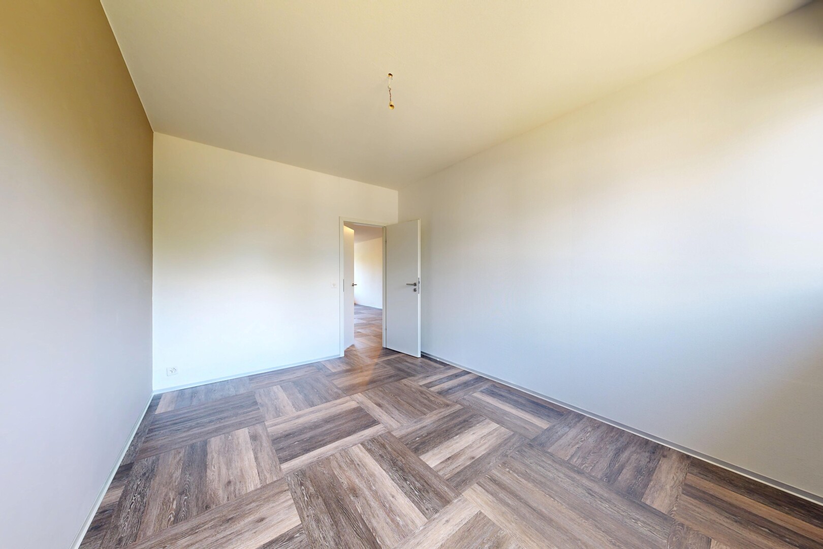 pièce vide avec sol en finition bois, wood finish floor, cloison sèche, drywall, et parquet floor