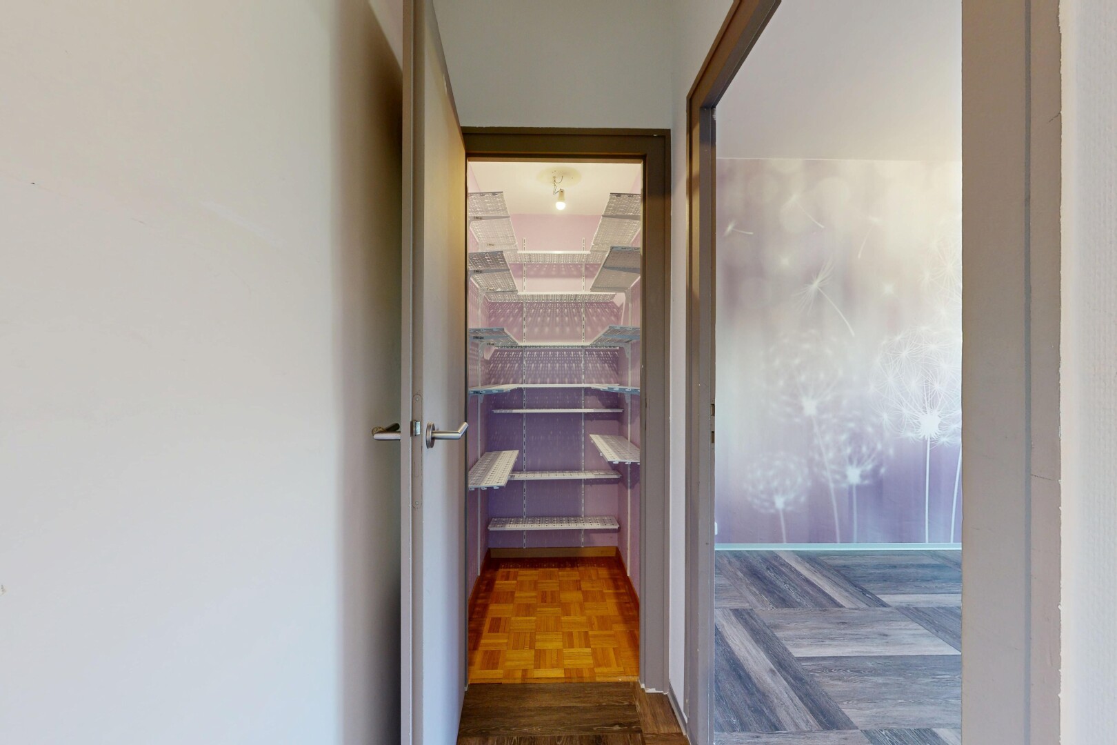 couloir avec wood finish floor, sol en finition bois, parquet floor, inside property, et drywall