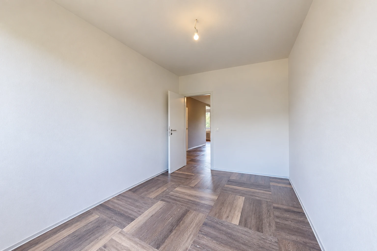pièce vide avec cloison sèche, drywall, inside property, sol en finition bois, et wood finish floor