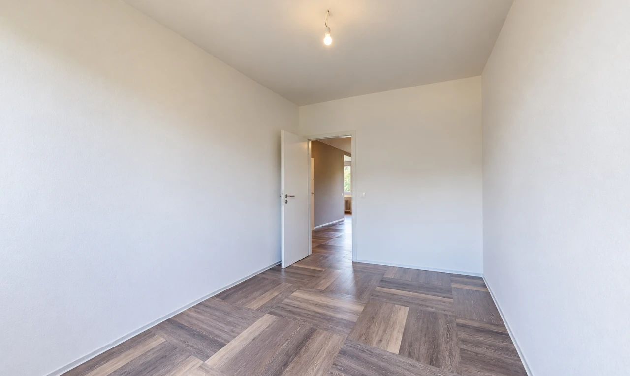 pièce vide avec cloison sèche, drywall, inside property, sol en finition bois, et wood finish floor