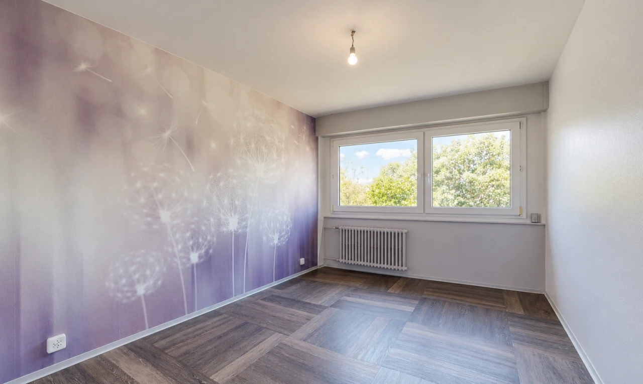 pièce vide avec cloison sèche, drywall, radiateur, sol en finition bois, et wood finish floor