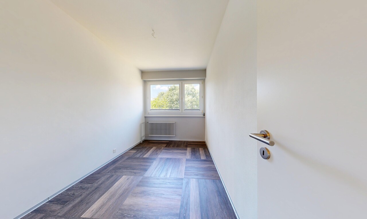 pièce vide avec sol en finition bois, wood finish floor, cloison sèche, drywall, et radiateur