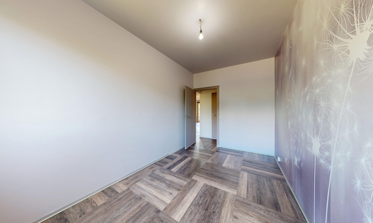 pièce vide avec cloison sèche, drywall, sol en finition bois, wood finish floor, et inside property