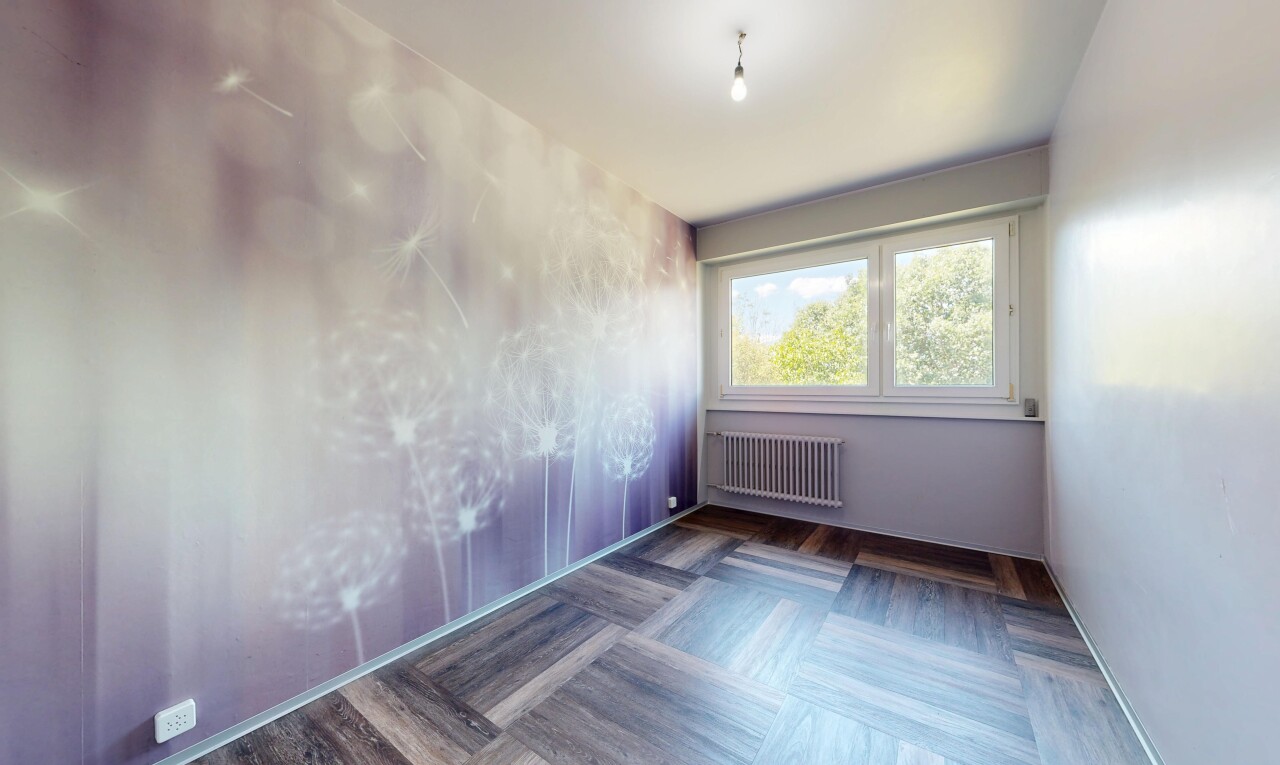 pièce vide avec radiateur, sol en finition bois, wood finish floor, cloison sèche, et drywall