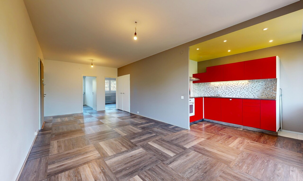pièce vide avec sol en finition bois, wood finish floor, cloison sèche, drywall, et backsplash