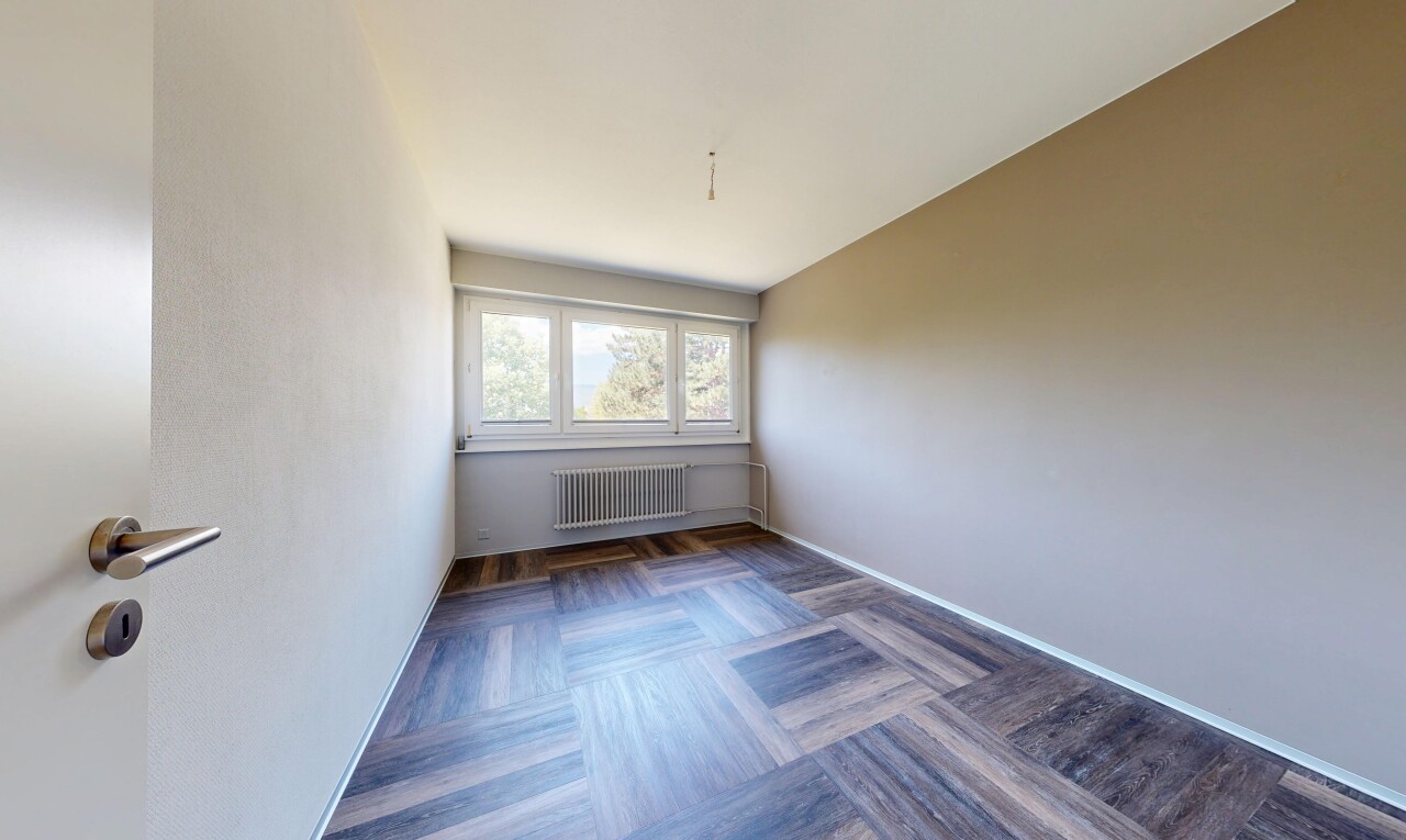 pièce vide avec sol en finition bois, wood finish floor, radiateur, parquet floor, et inside property