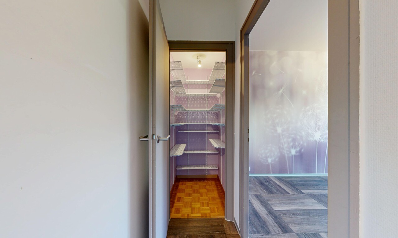 couloir avec wood finish floor, sol en finition bois, parquet floor, inside property, et drywall