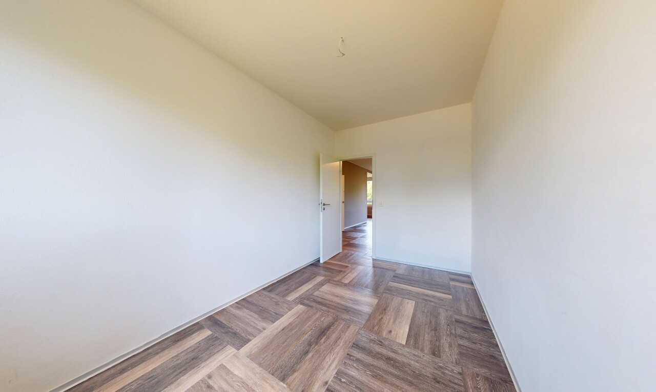 pièce vide avec drywall, cloison sèche, wood finish floor, sol en finition bois, et inside property