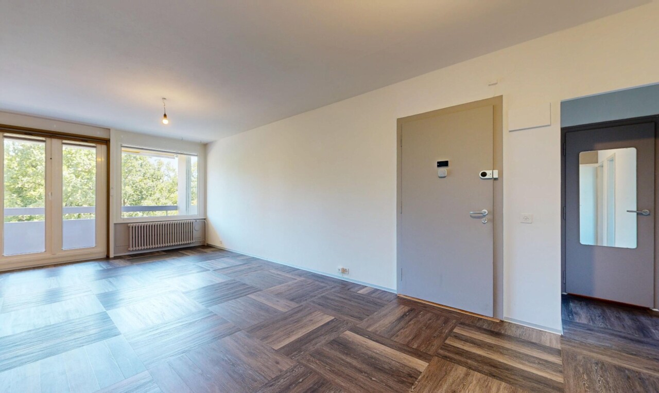 pièce vide avec radiateur, cloison sèche, drywall, sol en finition bois, et wood finish floor