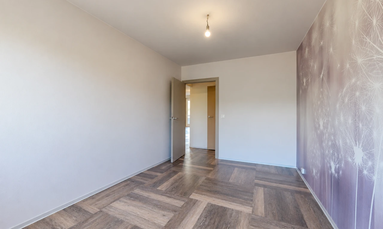 pièce vide avec cloison sèche, drywall, sol en finition bois, wood finish floor, et inside property