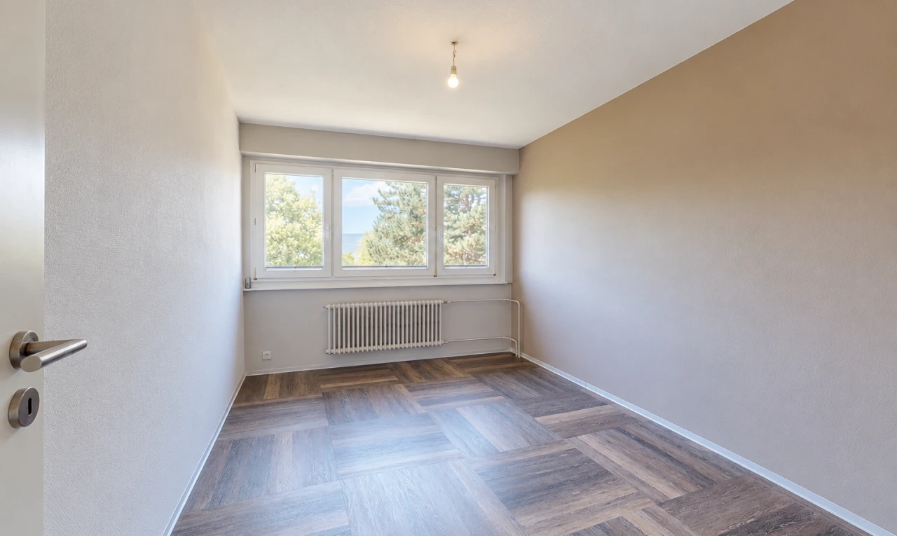 pièce vide avec radiateur, sol en finition bois, wood finish floor, cloison sèche, et drywall