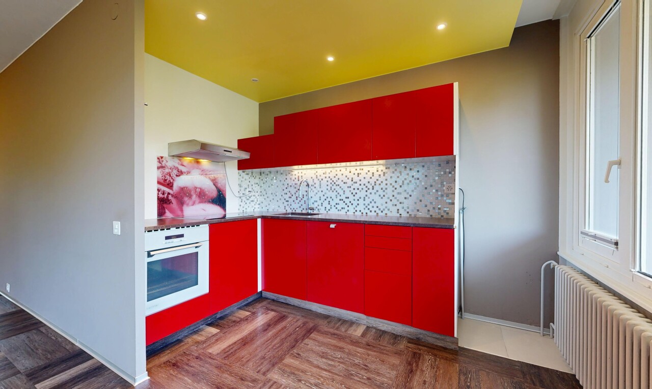 cuisine avec radiateur, dosseret, backsplash, four, et red cabinets