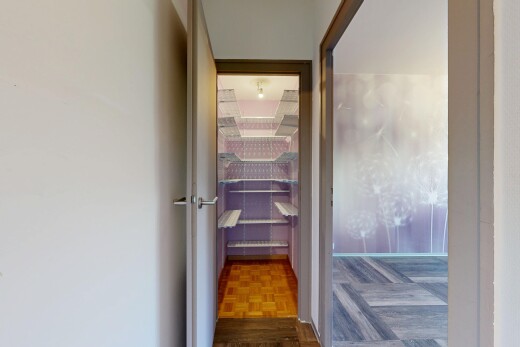 couloir avec wood finish floor, sol en finition bois, parquet floor, inside property, et drywall