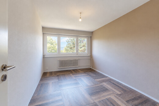 leerer raum mit kühler, holzfußboden, wood finish floor, gipskartonwand, und drywall