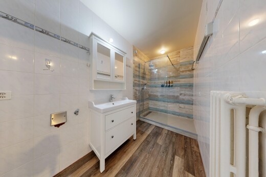 salle de bains avec tile wall, mur en carrelage, miroir, douche, et salle de bain complète