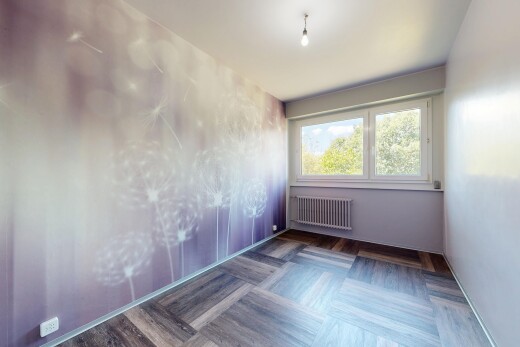 pièce vide avec radiateur, sol en finition bois, wood finish floor, cloison sèche, et drywall