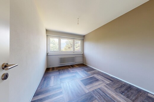 pièce vide avec sol en finition bois, wood finish floor, radiateur, parquet floor, et inside property