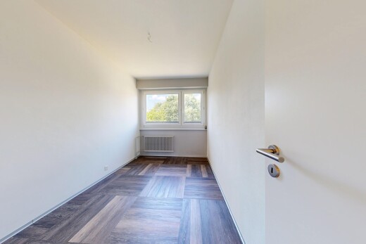 pièce vide avec sol en finition bois, wood finish floor, cloison sèche, drywall, et radiateur