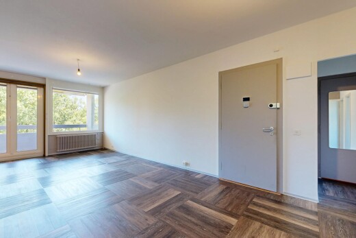 pièce vide avec radiateur, cloison sèche, drywall, sol en finition bois, et wood finish floor