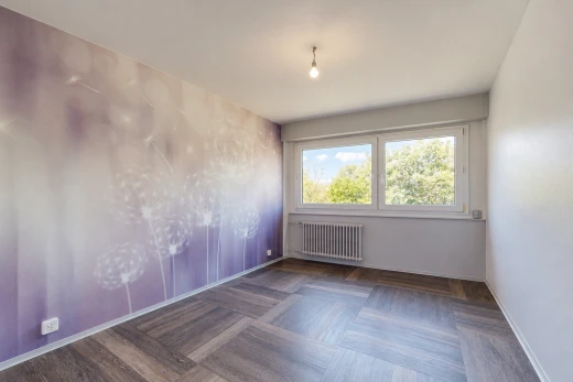 pièce vide avec cloison sèche, drywall, radiateur, sol en finition bois, et wood finish floor