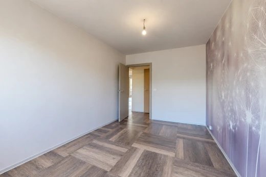 pièce vide avec cloison sèche, drywall, sol en finition bois, wood finish floor, et inside property