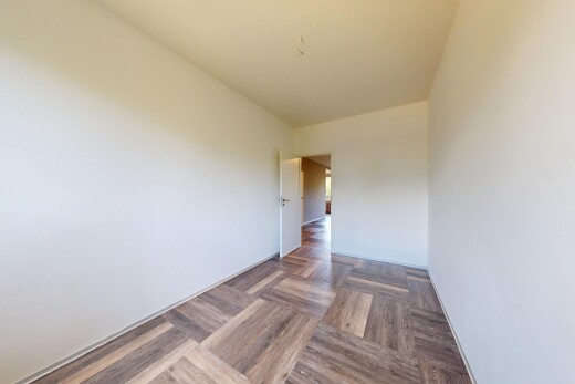 pièce vide avec drywall, cloison sèche, wood finish floor, sol en finition bois, et inside property