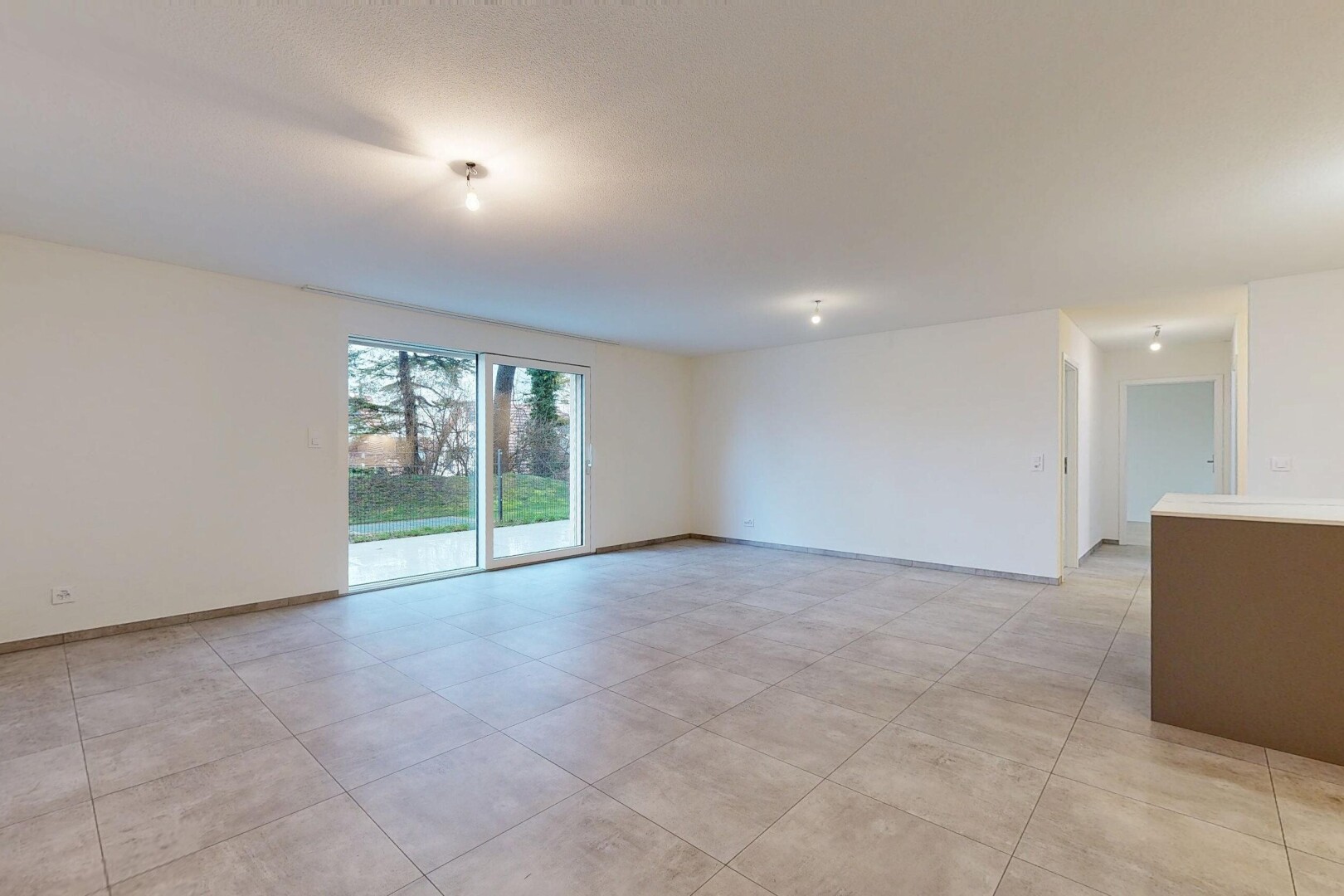 pièce vide avec cloison sèche, drywall, inside property, light floor, et lumière naturelle