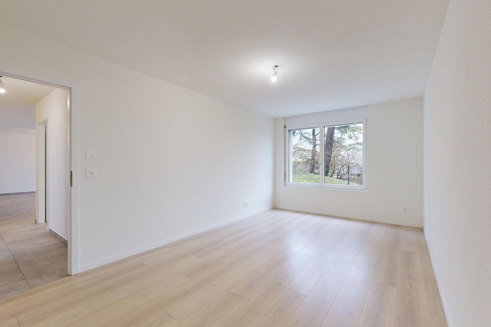 pièce vide avec inside property, lumière naturelle, natural light, sol en finition bois, et wood finish floor