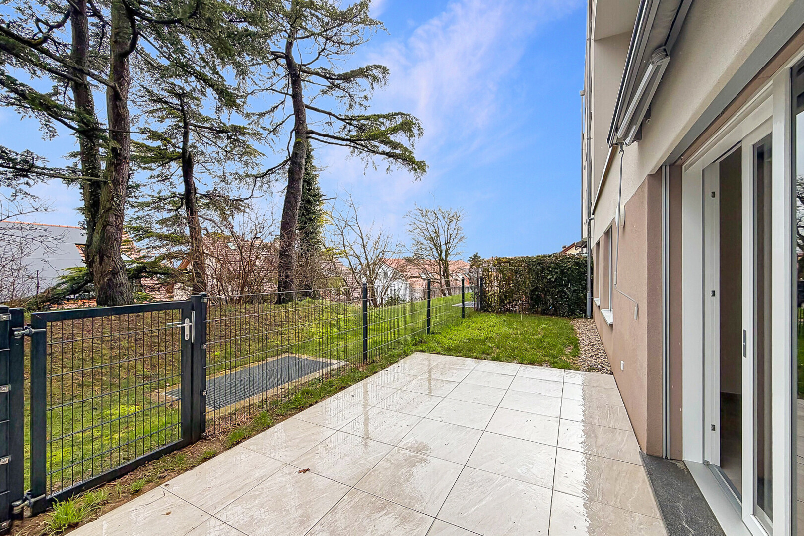 terrasse avec terrasse, pelouse, clôture, portail, et from property
