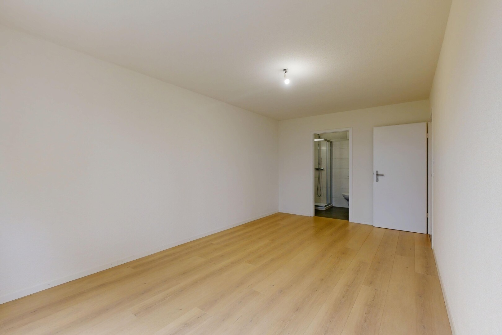pièce vide avec sol en finition bois, wood finish floor, cloison sèche, drywall, et inside property