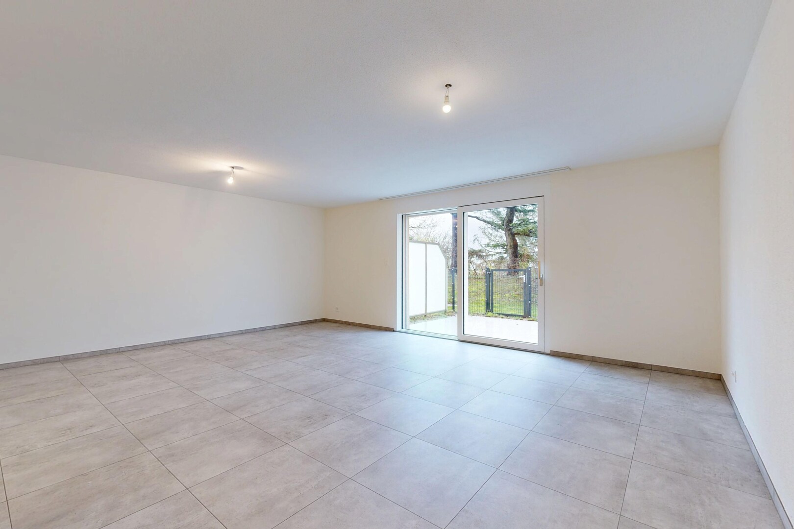 pièce vide avec inside property, natural light, lumière naturelle, drywall, et cloison sèche