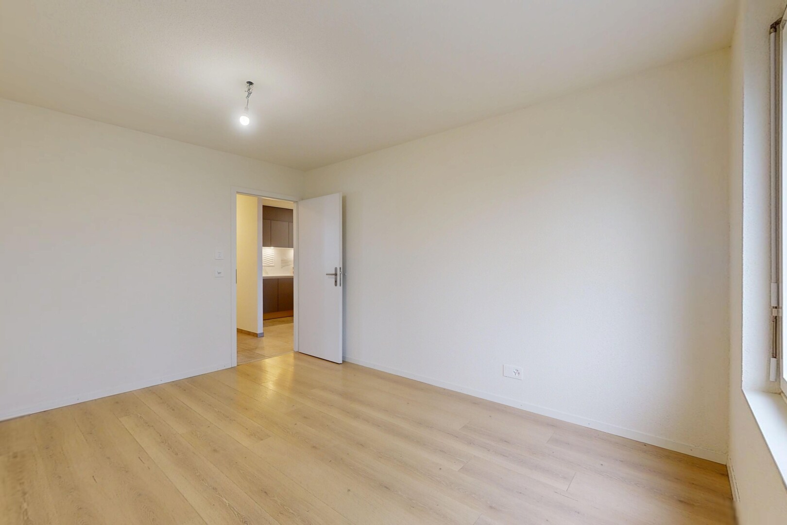 pièce vide avec inside property, sol en finition bois, wood finish floor, cloison sèche, et drywall
