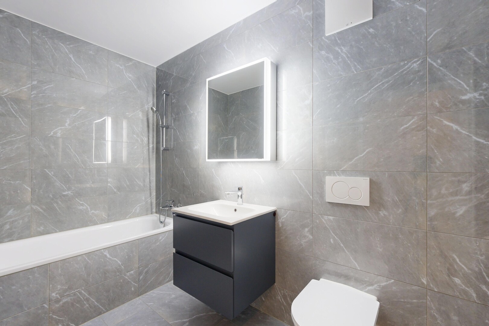 salle de bains avec tile wall, mur en carrelage, salle de bain complète, douche-bain combinés, et lavabo (ou coiffeuse selon le contexte)