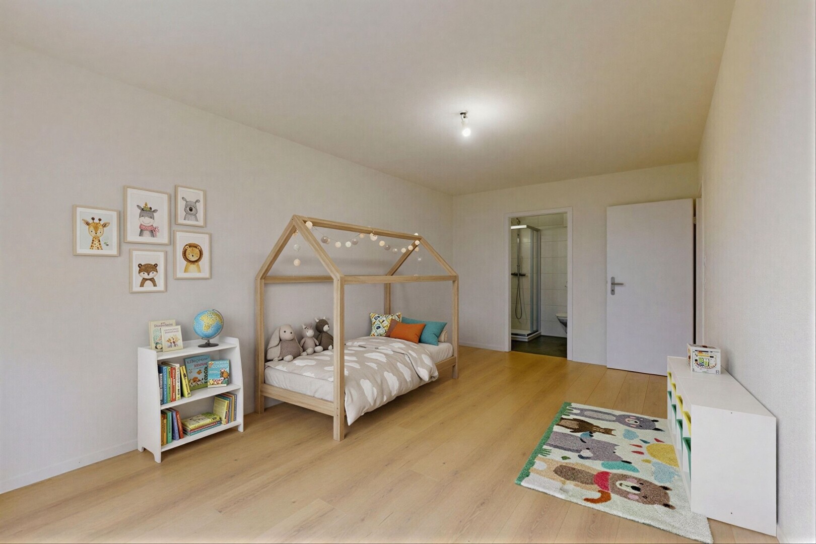 pièce vide avec sol en finition bois, wood finish floor, cloison sèche, drywall, et inside property
