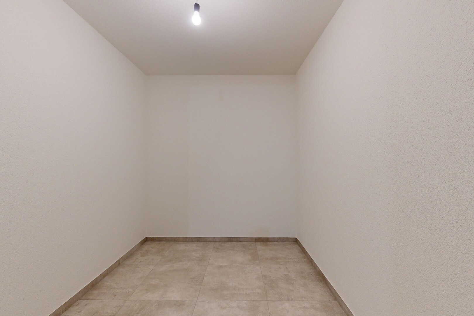 pièce vide avec inside property, cloison sèche, drywall, plinthes murales, et baseboards wall