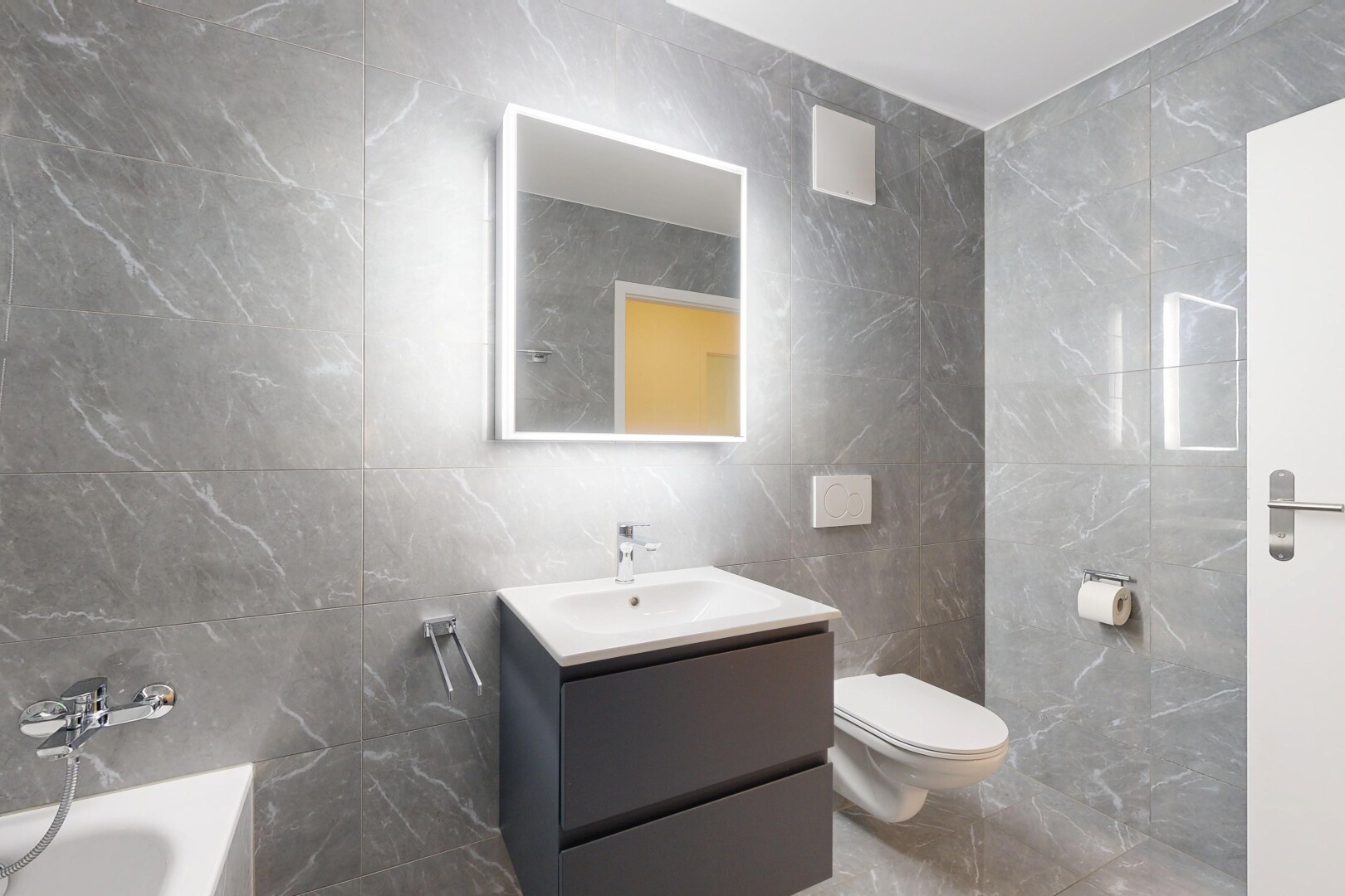 salle de bains avec tile wall, mur en carrelage, salle de bain complète, bain, et lavabo (ou coiffeuse selon le contexte)