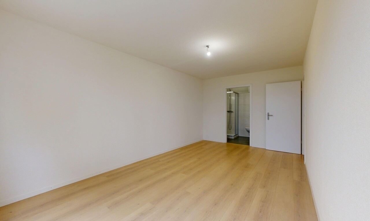 pièce vide avec sol en finition bois, wood finish floor, cloison sèche, drywall, et inside property