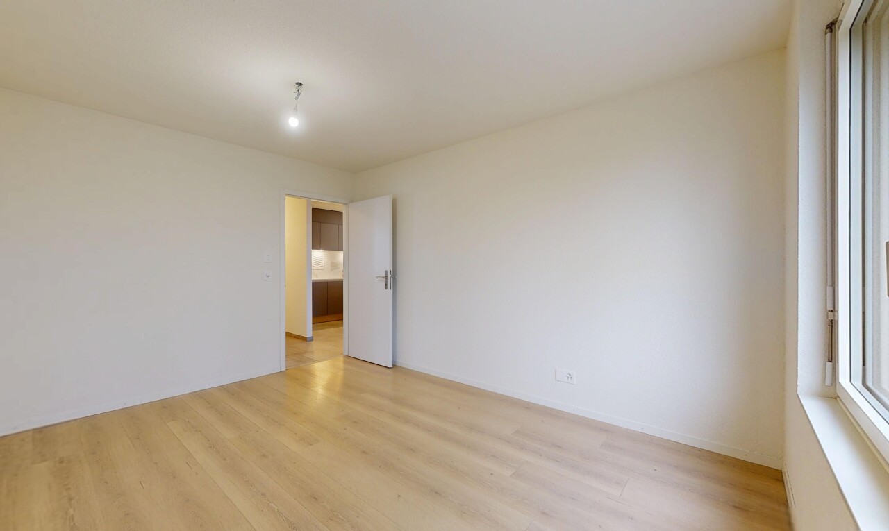 pièce vide avec inside property, sol en finition bois, wood finish floor, cloison sèche, et drywall