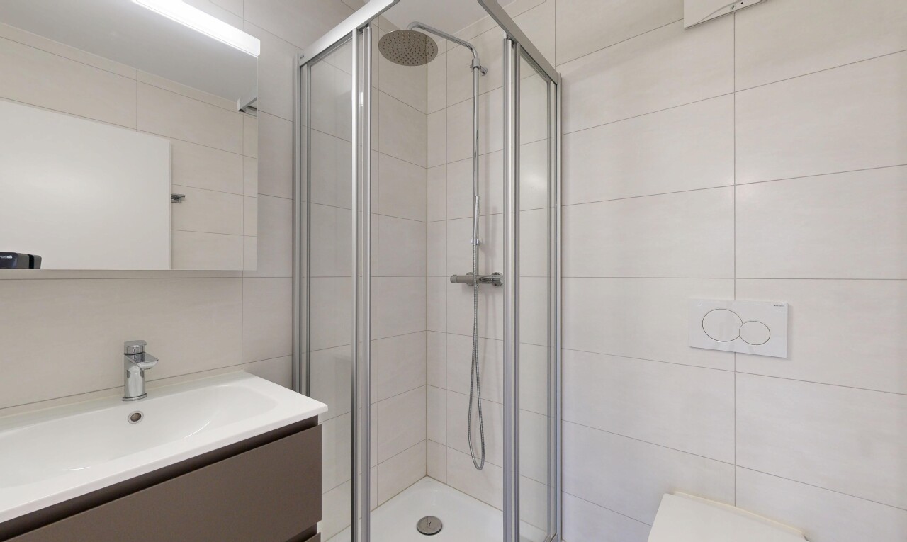 salle de bains avec mur en carrelage, tile wall, salle de bain complète, lavabo (ou coiffeuse selon le contexte), et douche
