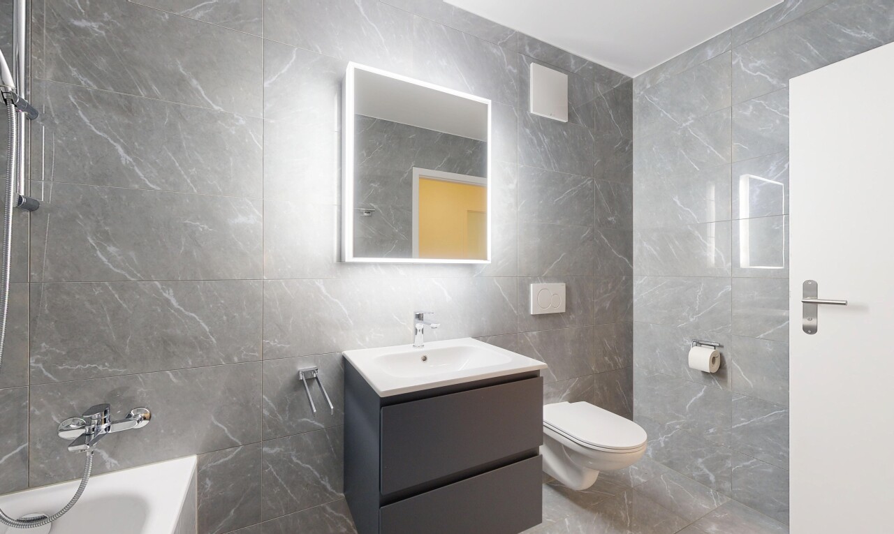 salle de bains avec tile wall, mur en carrelage, salle de bain complète, bain, et lavabo (ou coiffeuse selon le contexte)